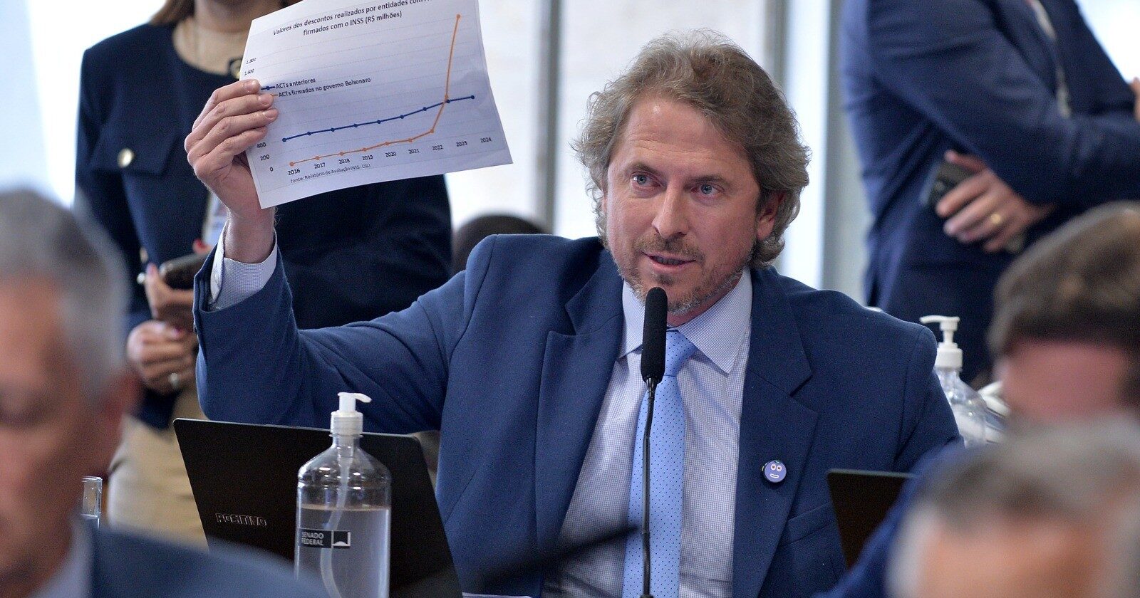 “Flávio Bolsonaro é candidato dos bancos, das bets e dos bilionários, não do trabalhador”, critica Zeca Dirceu